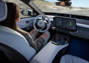 P90623284-highly-automated-driving-with-the-highway-assistant-in-the-new-bmw-ix3-600px