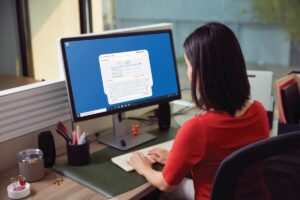 WOMAN IMAGE_ktc-keyfeatures-usb-ikvp50-6